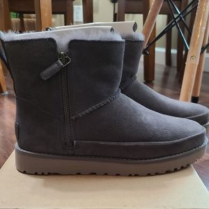 Ugg classic zip mini size 7 nightfall